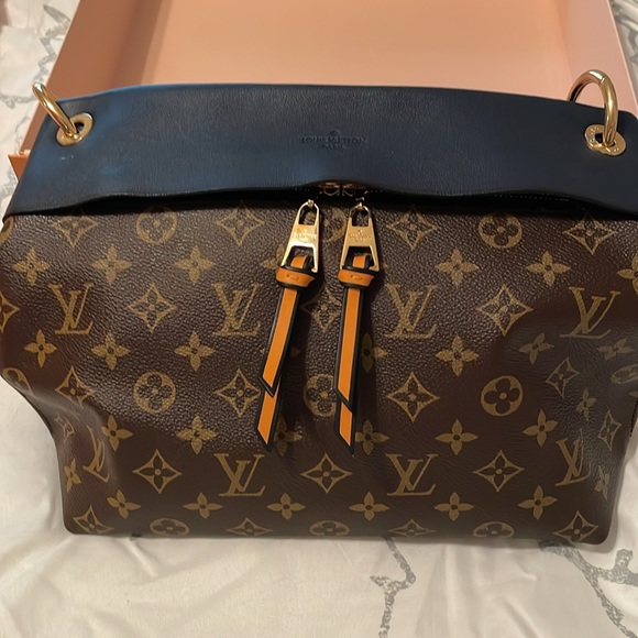 Louis Vuitton - Picture 13 of 15